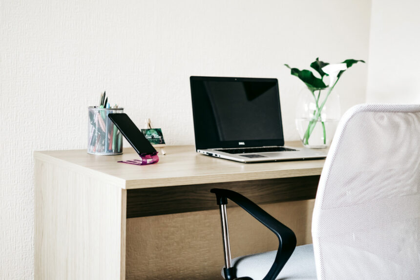 Meubles de bureau open space d’occasion : Comment aménager vos espaces sans dépasser votre budget ?