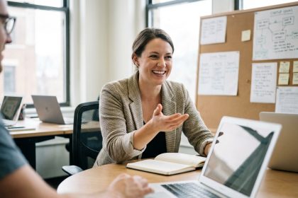 Femme en réunion de travail dans un bureau startup
